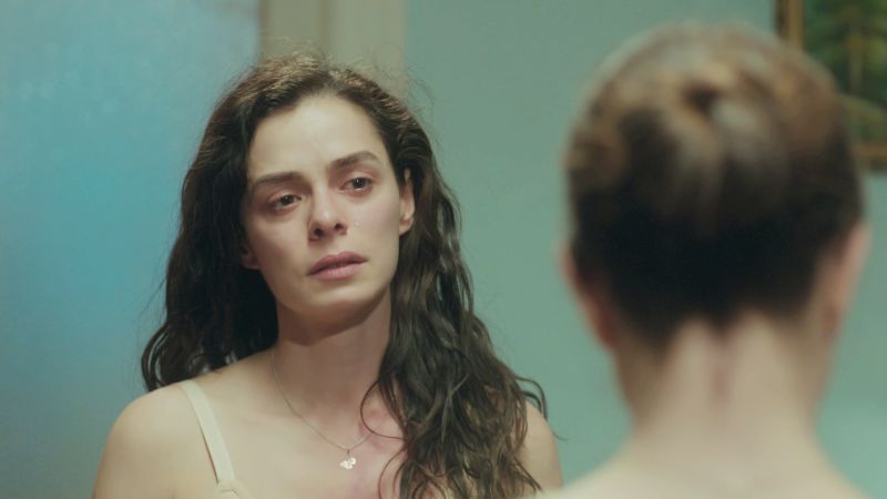 Bahar se desnuda ante Hatice tras echarle de casa: 