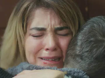 Ceyda recupera la sonrisa gracias a Hikmet: el entrañable reencuentro con su hijo Ceyda recupera la sonrisa gracias a Hikmet: el entrañable reencuentro con su hijo