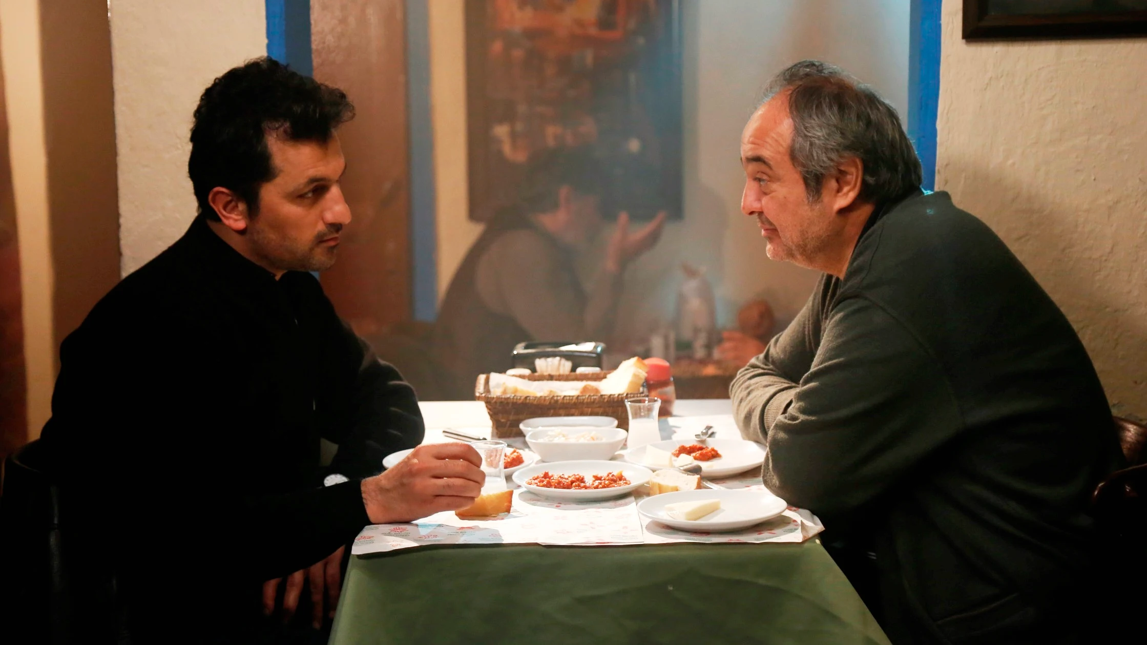 Arif reconoce a Enver que vive un amor imposible: “La quiero demasiado”