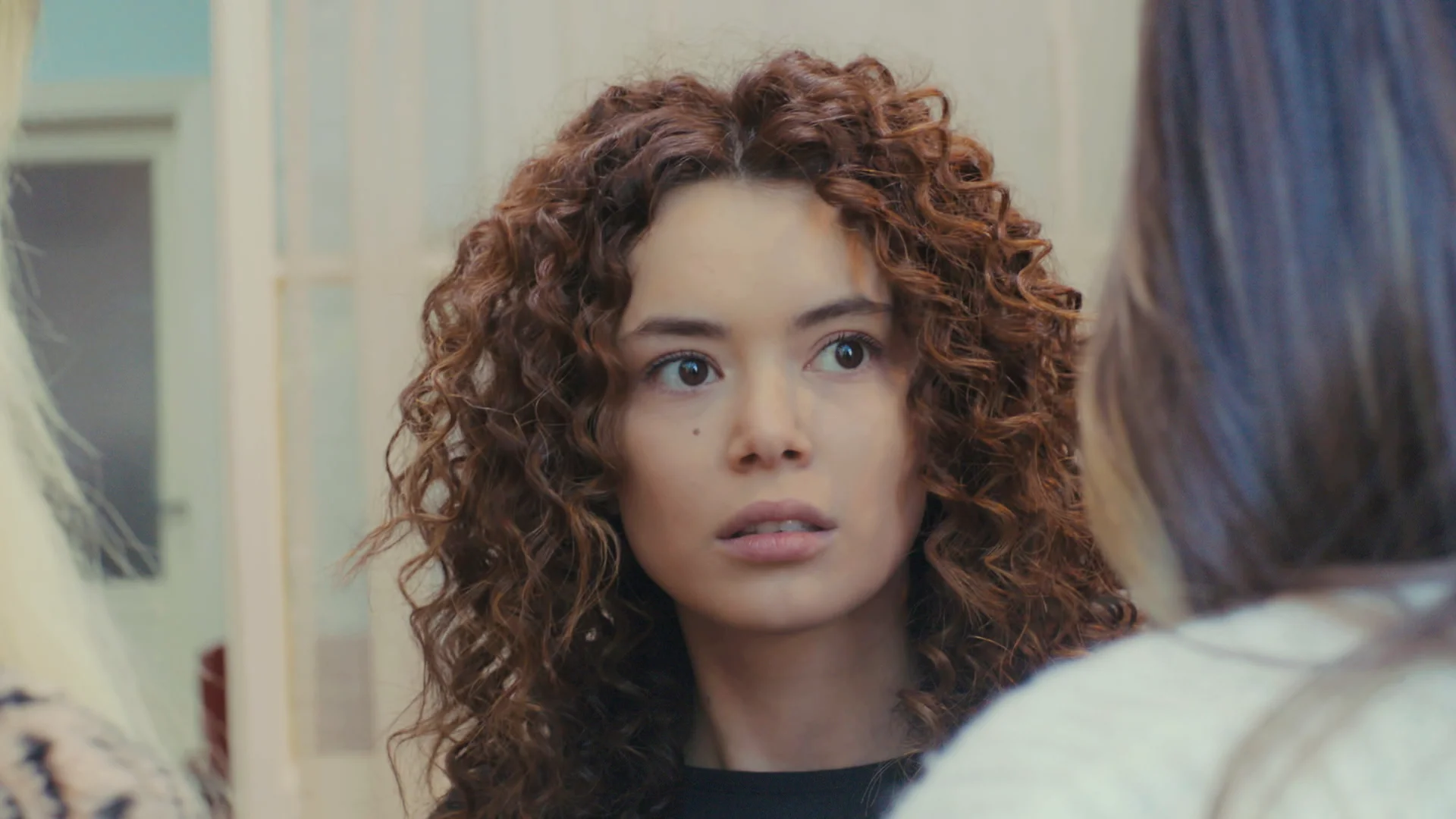 Sirin recibe la inesperada visita de Ceyda y Yeliz para hacer justicia por toda su maldad Sirin recibe la inesperada visita de Ceyda y Yeliz para hacer justicia por toda su maldad