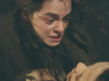 La brutal paliza de Sirin a Bahar en un encuentro lleno de tensión, reproches y odio La brutal paliza de Sirin a Bahar en un encuentro lleno de tensión, reproches y odio