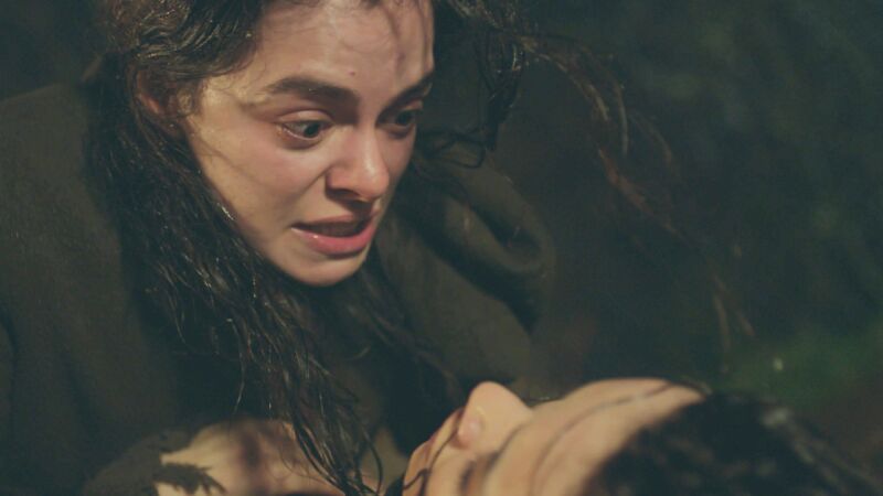 Bahar recibe una paliza de Sirin tras salir a la luz toda la verdad