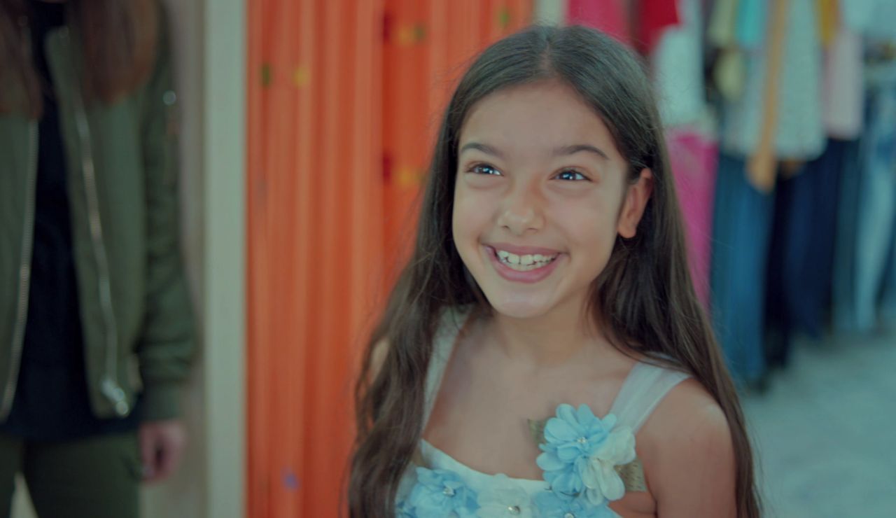 Nisan, la niña más feliz del mundo con su vestido de princesa