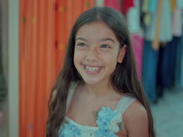 Nisan, la niña más feliz del mundo con su vestido de princesa