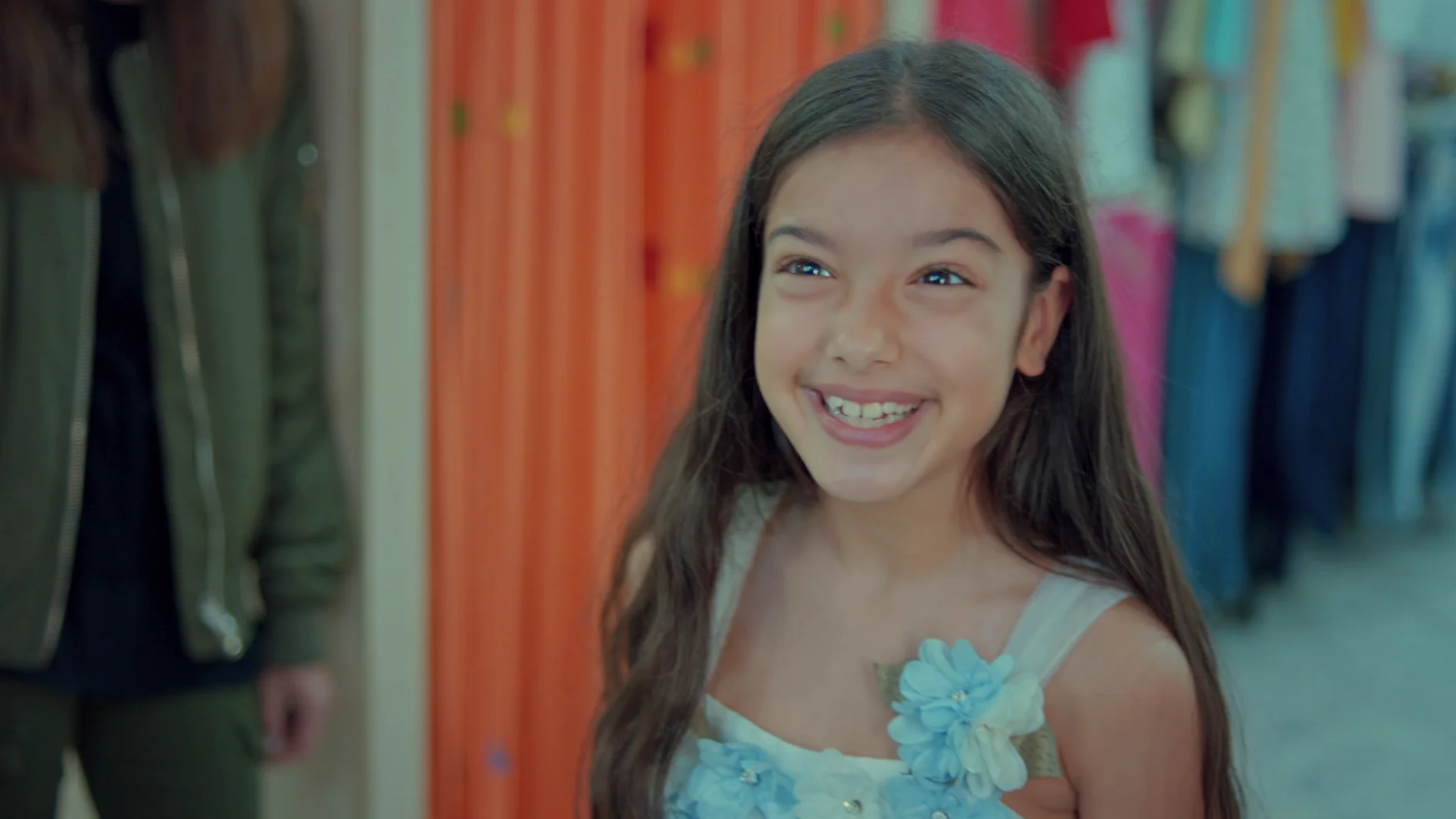 Nisan, la niña más feliz del mundo con su vestido de princesa