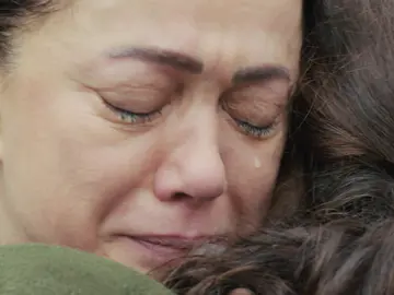 El abrazo envenenado de Hatice a Bahar al descubrir la paliza que la dio Sirin  El abrazo envenenado de Hatice a Bahar al descubrir la paliza que la dio Sirin