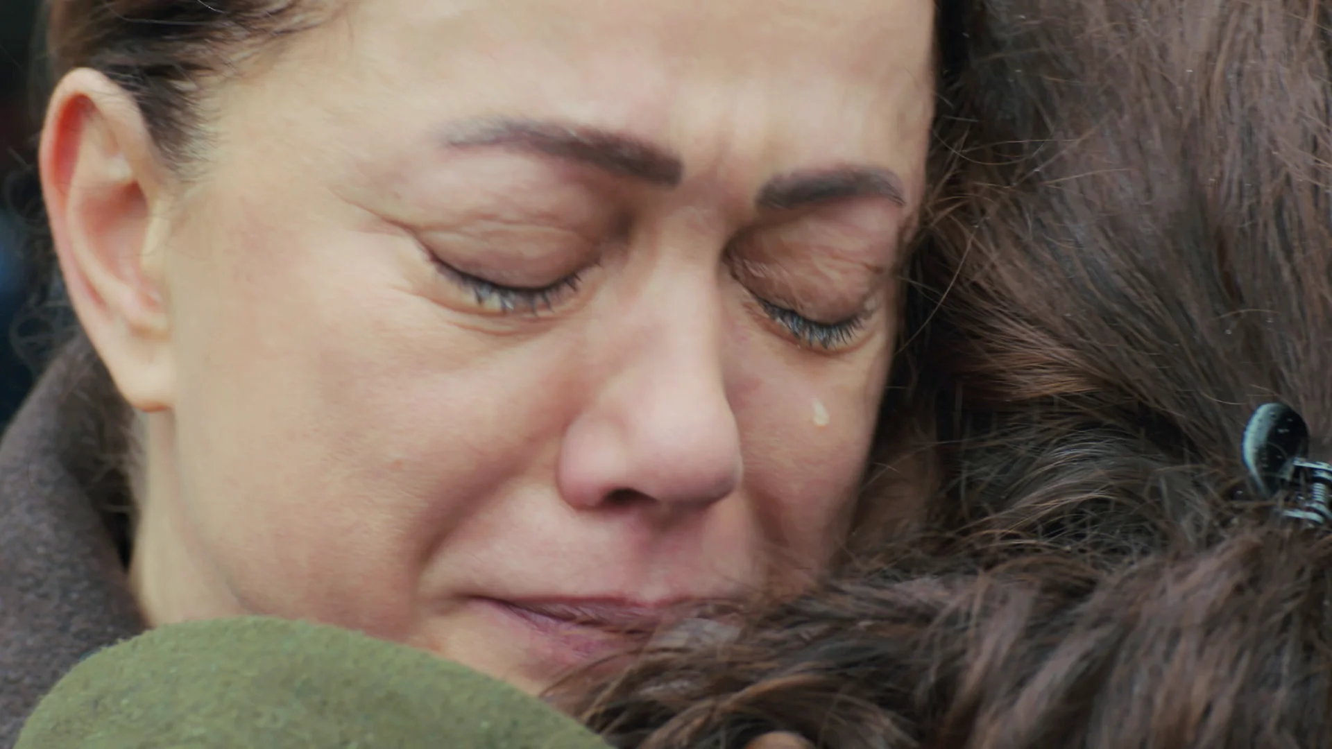 El abrazo envenenado de Hatice a Bahar al descubrir la paliza que la dio Sirin El abrazo envenenado de Hatice a Bahar al descubrir la paliza que la dio Sirin
