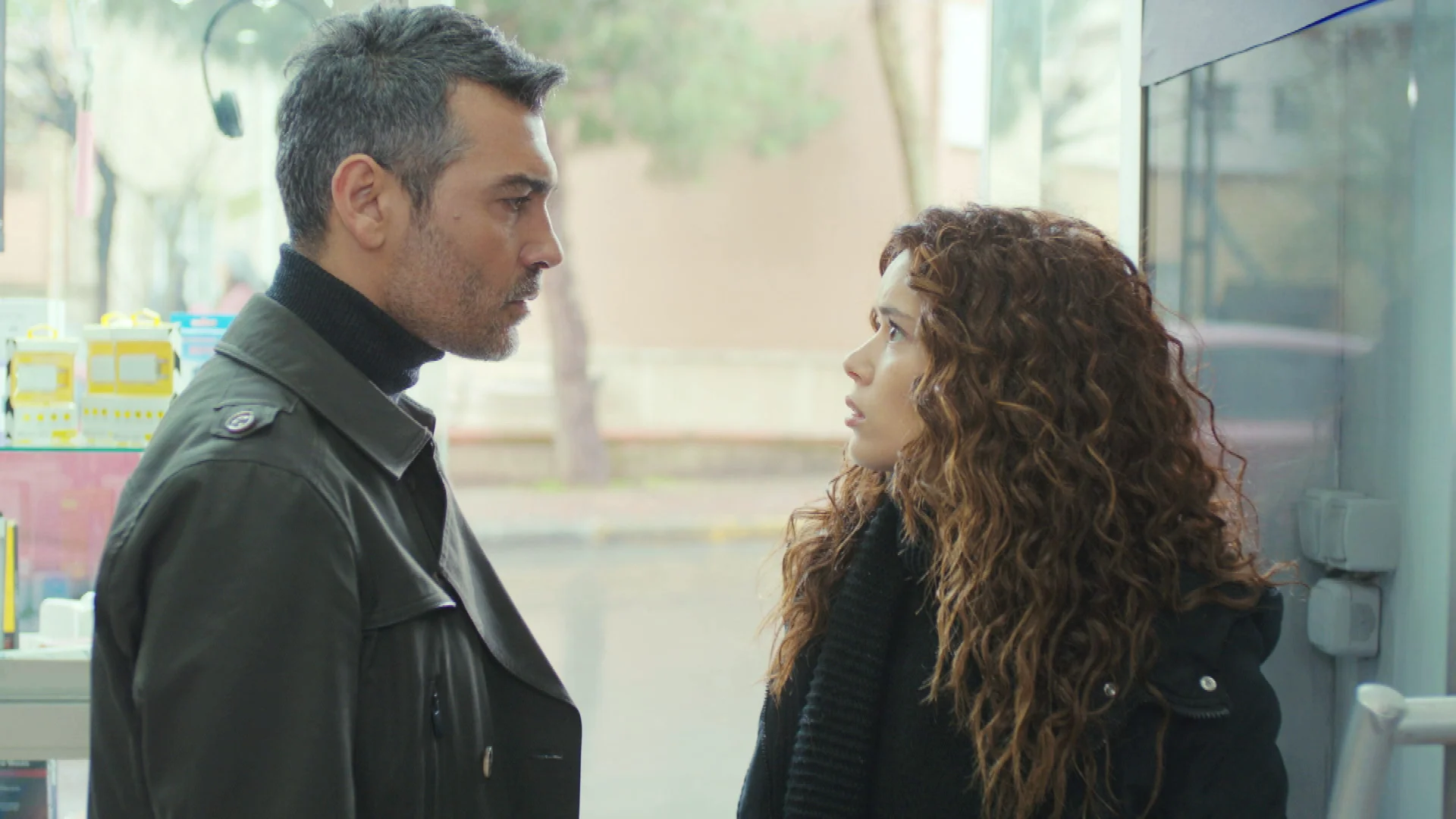 Terror y desconcierto invaden a Sirin al encontrarse a Sarp… vivo: regresan los fantasmas del pasado Terror y desconcierto invaden a Sirin al encontrarse a Sarp… vivo: regresan los fantasmas del pasado