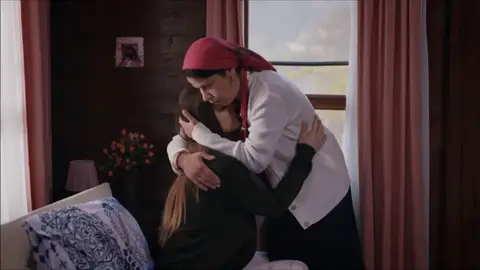 Las consoladoras palabras de la madre de Mercan para que no vuelva a quitarse la vida Las consoladoras palabras de la madre de Mercan para que no vuelva a quitarse la vida
