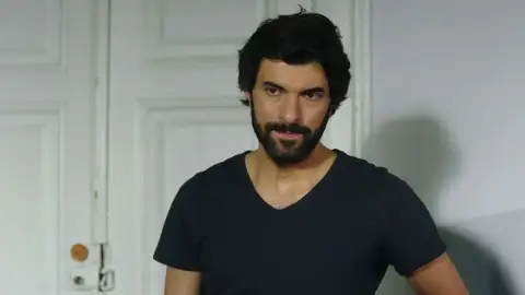 Engin Akyürek Amor de contrabando