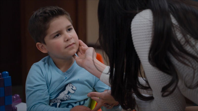 Elena le confiesa a Nicolás que es un niño adoptado