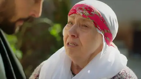 Sükran revela toda la verdad: "A mí hija la mató Mehmet Aslanbey" Sükran revela toda la verdad: "A mí hija la mató Mehmet Aslanbey"