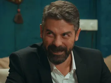 Mustafa se rie de Tahir Mustafa se rie de Tahir