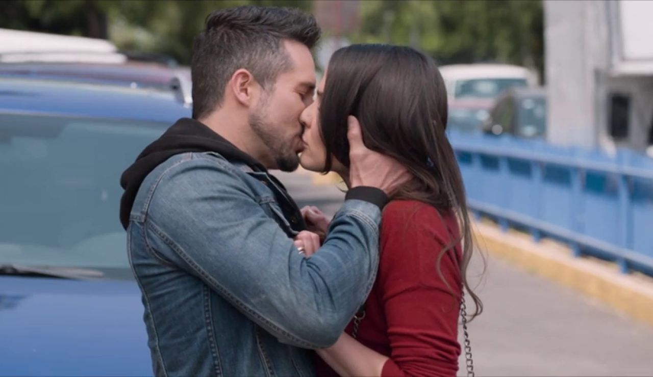 Pedro se arrepiente de su decisión y besa a Elena