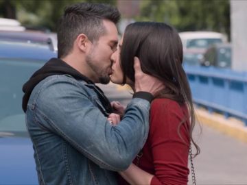 Pedro se arrepiente de su decisión y besa a Elena