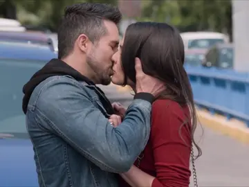 Pedro se arrepiente de su decisión y besa a Elena Pedro se arrepiente de su decisión y besa a Elena