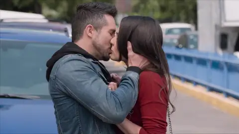 Pedro se arrepiente de su decisión y besa a Elena Pedro se arrepiente de su decisión y besa a Elena