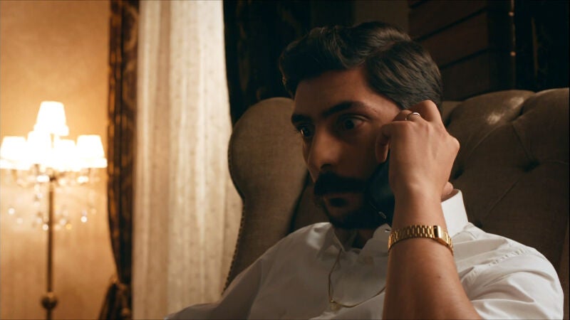 Tariq recibe una llamada que cambia su futuro y el de Mercan