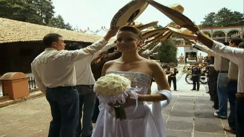 Una boda bajo sombreros Amor bravío