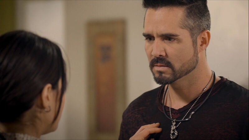 Pedro comete un imperdonable desliz delante de Gina