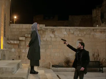 Miran encañona a Azize Miran encañona a Azize