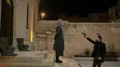 Miran encañona a Azize Hercai