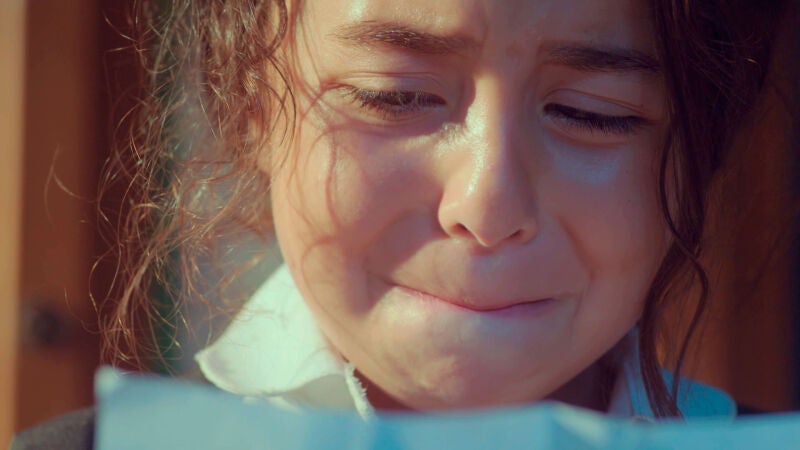 La pequeña Öykü se queda sola. Ahora debe buscar a su padre