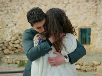 Miran y Hazar consiguen encontrar a Reyyan Miran y Hazar consiguen encontrar a Reyyan