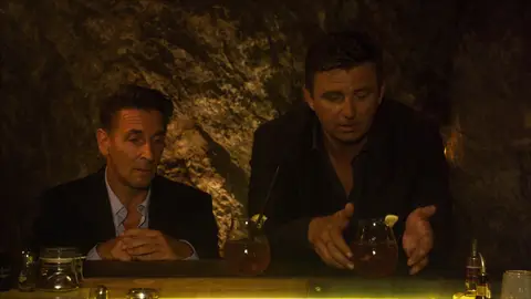 Olvidando penas en un bar Doctor en los Alpes