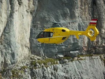 Peligroso rescate en los Alpes Peligroso rescate en los Alpes