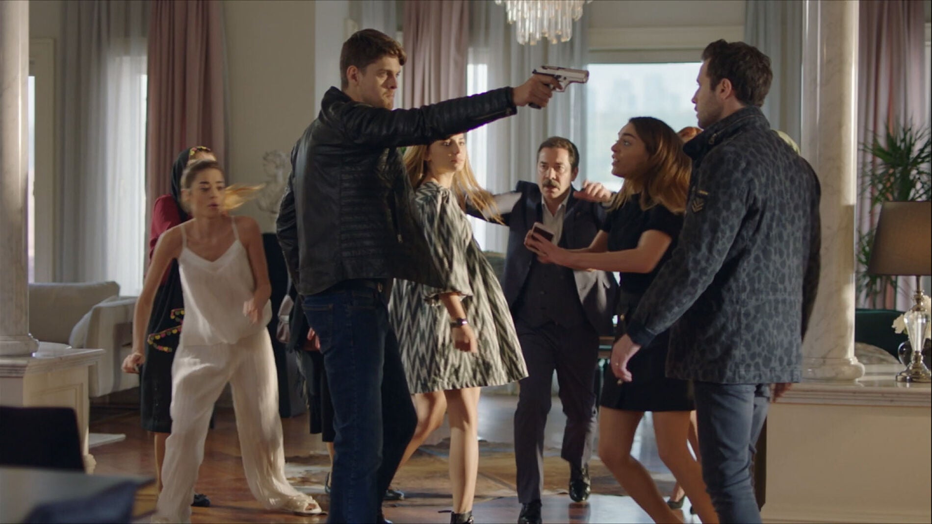 Civan apunta con un arma a Cenk