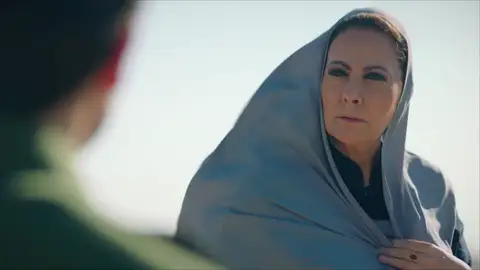 Azize y Aslan se reúnen en secreto: "¿Por qué me separaste de mi familia?" Azize y Aslan se reúnen en secreto: "¿Por qué me separaste de mi familia?"
