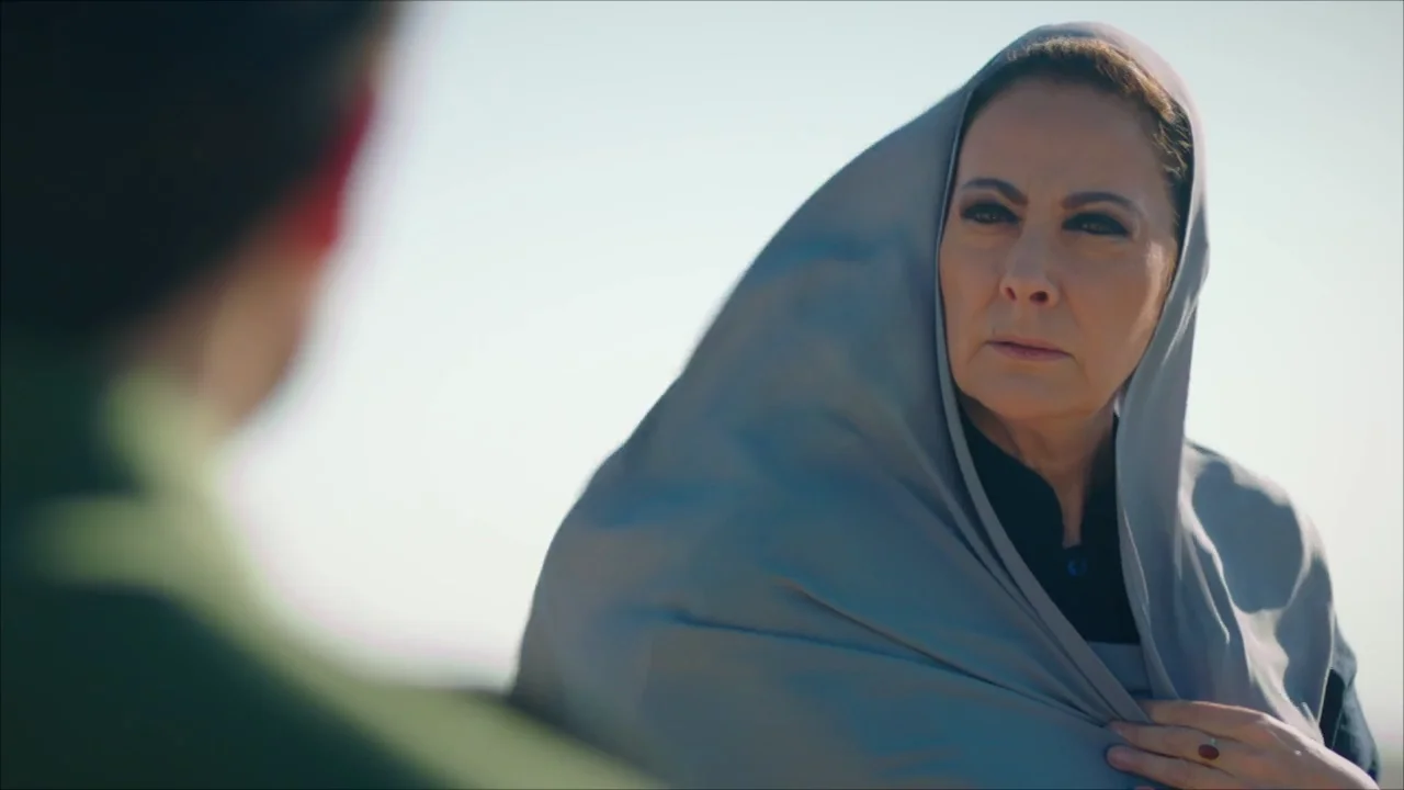 Azize y Aslan se reúnen en secreto: "¿Por qué me separaste de mi familia?" Azize y Aslan se reúnen en secreto: "¿Por qué me separaste de mi familia?"