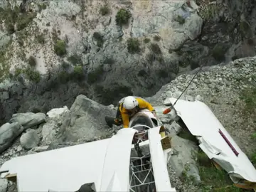 Una avioneta se estrella al borde de un precipicio Una avioneta se estrella al borde de un precipicio