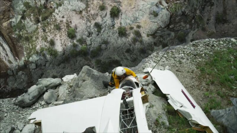 Una avioneta se estrella al borde de un precipicio