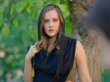 El encontronazo de Gonül y Azat ante la tumba de Elif El encontronazo de Gonül y Azat ante la tumba de Elif
