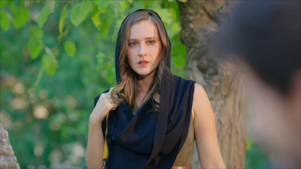 El encontronazo de Gon&uuml;l y Azat ante la tumba de Elif
