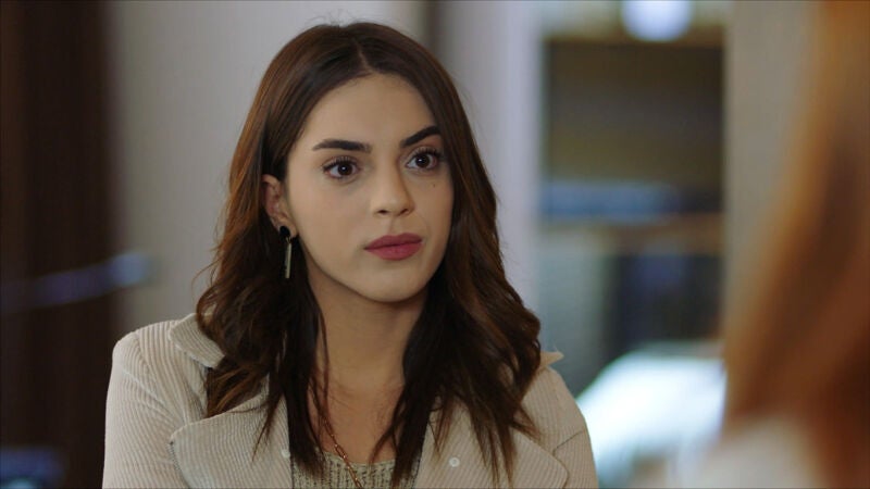 Cemre obliga a Seniz a que le cuente a Cenk y Nedim la verdad de su pasado