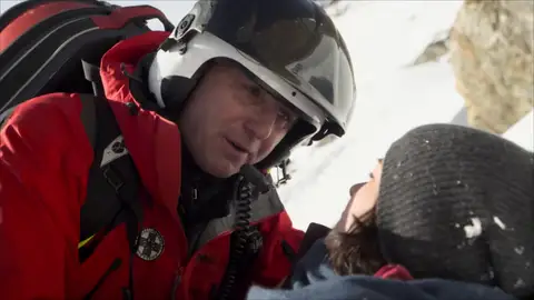 El Dr. Gruber se convierte en un auténtico rescatador en Los Alpes El Dr. Gruber se convierte en un auténtico rescatador en Los Alpes