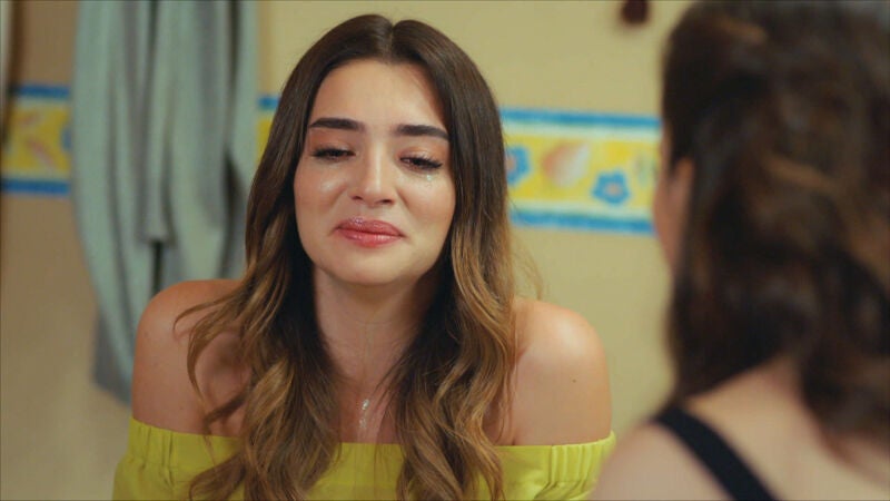 Melissa le cuenta a Cennet el chantaje de Cihan