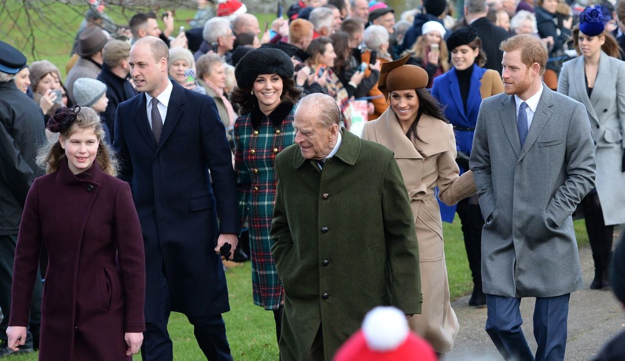 El duque de Edimburgo junto a sus nietos y las esposa de estos