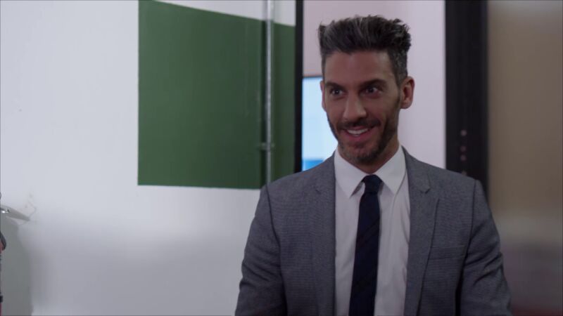 Armando intenta conseguir que Betty le perdone