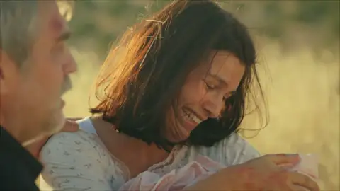 Zehra se pone de parto en medio de la nada Zehra se pone de parto en medio de la nada