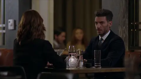 Armando se muere de celos al ver a Betty con Nicolás Armando se muere de celos al ver a Betty con Nicolás