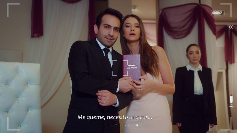Candan y Demir se casan ante la alegría de la pequeña Öykü