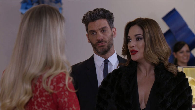 Armando se entera de que Betty ha regresado a Nueva York