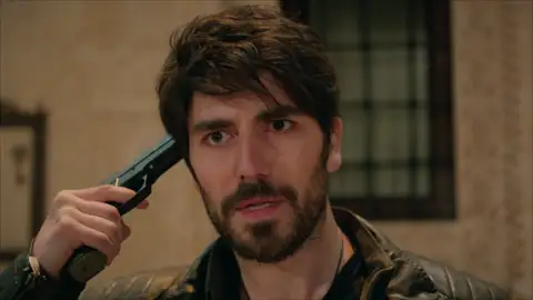 Aslan amenaza con quitarse la vida delante de su familia Aslan amenaza con quitarse la vida delante de su familia