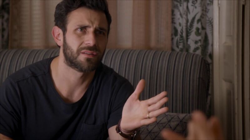 Santiago sospecha que Damián se siente atraído por Lola