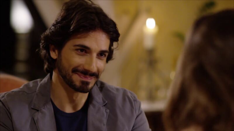 El exnovio de Emma vuelve con la intención de conquistarla