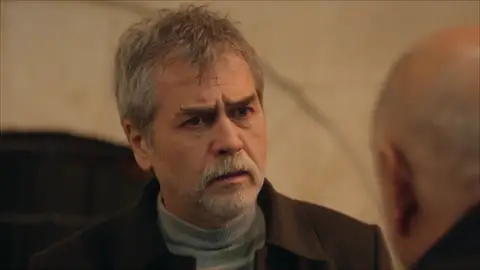 "¿Qué está haciendo Azize aquí?": Hazar pilla a Nasuh hablando con su enemiga "¿Qué está haciendo Azize aquí?": Hazar pilla a Nasuh hablando con su enemiga